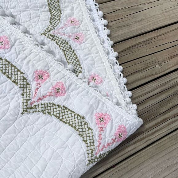 Vintage 1950s Floral Quilted Pom Pom Trim Pink Trim Decorative Throw Blanket - Picture 4 of 7